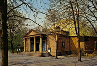 Veduta esterna del Planetario negli anni
'70, con l'ingresso principale e la cupola della sala di proiezione.