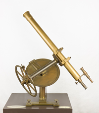 Figura 10: Macchina parallattica di Megnie (1784). Solo la montatura e' originale: il telescopio, perduto,
e' stato ricostruito per l'esposizione.