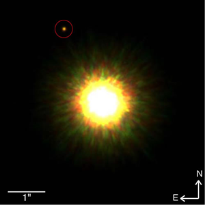 Fig. 2 - 15 settembre 2008: prima immagine, catturata col telescopio Gemini, di un pianeta che orbita attorno ad una stella simile al nostro Sole. Il pianeta e' il puntino nel cerchio rosso in alto a sinistra. La stella si trova a circa 500 anni luce dalla Terra nella costellazione dello Scorpione e il pianeta, con massa circa otto volte la massa di Giove, si trova ad una distanza di circa 330 volte la distanza Terra-Sole. Per confronto Nettuno e' a 30 volte la distanza Terra-Sole. Crediti:  Gemini Observatory, D. Lafreniere, R. Jayawardhana, M. van Kerkwijk (Univ. Toronto).