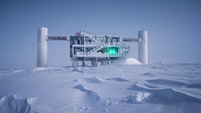 Fig. 1 - Questa struttura da fantascienza e' la parte esterna di IceCube, in Antartide. Sotto di essa ci sono centinaia di tubi, che si estendono per un km nel ghiaccio, a cui sono appesi i fotomoltiplicatori che si vedono nella figura 2.