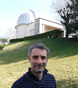 Fig. 3 - Gabriele Ponti, primo autore dello studio che ha scoperto l'emissione di raggi X prodotti da due bolle al centro della Via Lattea. Sullo sfondo: la cupola del telescopio principae dell'Osservatorio di Brera, a Merate.