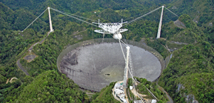 Fig. 2 - Un'immagine del telescopio di Arecibo, fino a poco tempo fa il piu' grande del mondo. Nel 2011 ha scoperto un lampo radio riuscendo a localizzarlo con precisione. Questo ha permesso di scoprire la galassia ospite, distante 2 miliardi di anni luce. E' la prova che i lampi radio sono extragalattici.