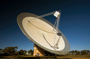 Fig. 1 - Un'immagine del telescopio di Parkes (Australia) con 64 metri di diametro chiamato informalmente the Dish o the Big Dish. Crediti: David McClenaghan, CSIRO.