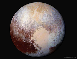 Fig. 5 - Plutone a colori potenziati visto dalla sonda New Horizons spacecraft a luglio del 2015. Vedi APOD del 31 agosto 2015. Crediti:  NASA, Johns Hopkins Univ./APL, Southwest Research Inst.