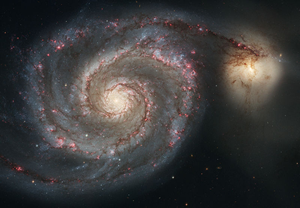 Fig. 3 -  M51, nella costellazione dei Cani da Caccia. Il sistema e' formato da due galassie distinte. La galassia piu' grande fu scoperta da Charles Messier il 13 ottobre del 1773.
Adesso sappiamo che e' distante circa 31 milioni di anni luce dalla Via Lattea. 
