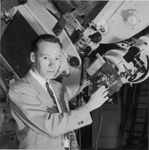 Fig. 2 - Carl Alvar Wirtanen (Kenosha, 11 novembre 1910 - Santa Cruz, 7 marzo 1990) e' stato un astronomo statunitense. Lavoro' presso il Lick Observatory.
Scopri' la cometa periodica 46P Wirtanen e otto asteroidi. Da Wikipedia.