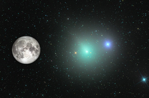 Fig. 3 - La cometa ripresa con telescopio in remoto in Australia il 4 dicembre 2018. Si osservi come la cometa con la sua chioma risulti piu` estesa della Luna piena (fotomontaggio di Rolando Ligustri UAI). La chioma pero` e' molto sfumata e contrasta poco con il fondo cielo, per cui solo in queste immagini da cieli di ottima qualita' si puo' evidenziare l'estensione completa della chioma (che non possiamo percepire cosi' grande ad occhio nudo).