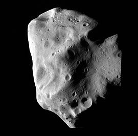 Fig. 5 - L'asteroide 21 Lutetia come ripreso il 10 luglio 2010 dalla sonda Rosetta dell'ESA. Fonte: ESA.