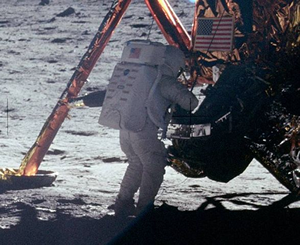 Fig. 2 - Neil Amstrong appena dopo aver messo il suo piede sulla Luna.