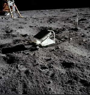 Fig. 3 - Lo specchio lasciato sulla superficie lunare per misurare la distanza Terra-Luna.