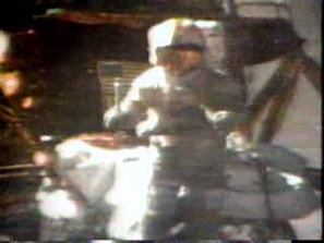 Fig. 4 - Apollo 15: L’astronauta Scott dimostra che un Martello e una piuma cadono con la stessa velocità. Vedi il filmato con doppiaggio in italiano su: YouTube.