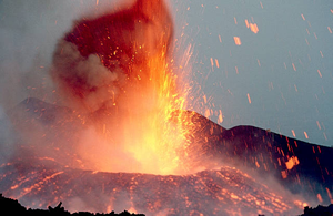Fig. 1 - Una delle eruzioni vulcaniche dell'Etna.