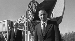 Fig. 4 - Arno Penzias (destra) and Robert Wilson (sinistra), scopritori della radiazione cosmica di fondo, davanti all'antenna utilizzata per la scoperta.