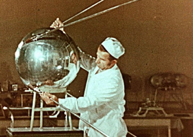 Fig. 1 - Lo Sputnik 1 fu il primo satellite artificiale mandato in orbita intorno alla Terra. Venne lanciato il 4 ottobre 1957 dal cosmodromo di Baikonur in Kazakistan. In russo la parola Sputnik significa compagno di viaggio, inteso come satellite in astronomia (da Wikipedia).
