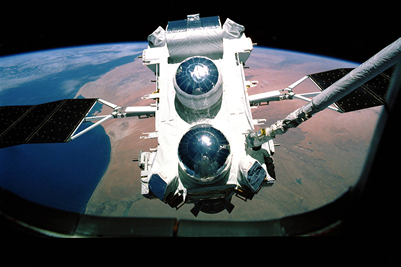 Fig. 2 - Il Compton Gamma Ray Observatory (GRO) e' stato il secondo grande telescopio spaziale lanciato in orbita dalla NASA di una serie totale dei quattro Grandi Osservatori della NASA (il primo fu l'Hubble lanciato il 24 aprile 1990, il terzo fu il Chandra lanciato il 23 luglio 1999 e il quarto fu il telescopio spaziale Spitzer lanciato il 25 agosto 2003). Fu lanciato in orbita il 5 aprile 1991 e venne chiamato cosi' in onore del Premio Nobel per la fisica Arthur Holly Compton, vincitore del premio nel 1927. Il suo fine fu lo studio dei Raggi gamma. Il suo peso era di 17 tonnellate, e quando venne lanciato rappresentava il record di oggetto più pesante lanciato in orbita dall'uomo, misurava 21 metri ed era alimentato con pannelli solari da 1800 W (da Wikipedia).