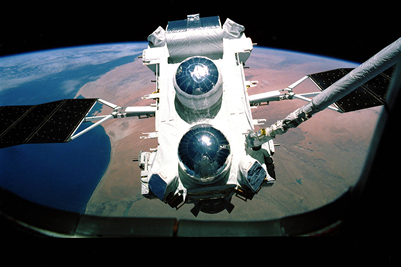 Fig. 2 - Il Compton Gamma Ray Observatory (GRO) e' stato il secondo grande telescopio spaziale lanciato in orbita dalla NASA di una serie totale dei quattro Grandi Osservatori della NASA (il primo fu l'Hubble lanciato il 24 aprile 1990, il terzo fu il Chandra lanciato il 23 luglio 1999 e il quarto fu il telescopio spaziale Spitzer lanciato il 25 agosto 2003). Fu lanciato in orbita il 5 aprile 1991 e venne chiamato cosi' in onore del Premio Nobel per la fisica Arthur Holly Compton, vincitore del premio nel 1927. Il suo fine fu lo studio dei Raggi gamma. Il suo peso era di 17 tonnellate, e quando venne lanciato rappresentava il record di oggetto pi pesante lanciato in orbita dall'uomo, misurava 21 metri ed era alimentato con pannelli solari da 1800 W (da Wikipedia).