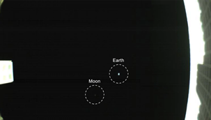 Fig. 4 - La prima immagine catturata da uno dei mini-satelliti Mars Cube One (MarCO) della missione CubeSat della Nasa. L'immagine mostra mostra sia la Terra che la Luna. Le due mini navicelle spaziali sono i primi CubeSats che si avventurano nello spazio profondo. In viaggio verso Marte con la missione InSight dallo scorso 5 maggio, hanno scattato la fotografia il 9 maggio da oltre un milione di km. Crediti: NASA/JPL-Caltech.
