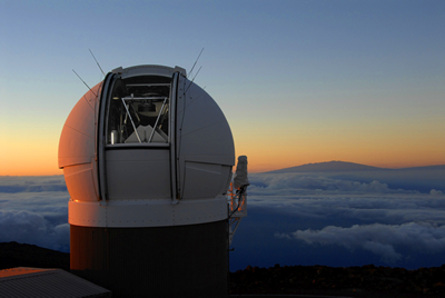 Fig. 1 - Pan-STARRS (Panoramic Survey Telescope and Rapid Response System) e' un progetto per la rilevazione di corpi celesti, sviluppato e gestito dall'universita' delle Hawaii e situato presso l'osservatorio di Halaekala, sull'omonimo vulcano e parco nazionale nell'isola di Maui, arcipelago delle Hawaii. Combinando piccoli specchi con avanzate fotocamere digitali ed accurati sistemi di elaborazione astrometrica e fotometrica consente di osservare l'intera volta celeste piu' volte in un mese rilevando cosi', sulla base delle precedenti osservazioni, oggetti in movimento quali asteroidi e comete sino ad una magnitudine apparente di 24 le cui orbite possono causare eventi da impatto. In foto Pan-StaRRS1 (PS1) di 1,8 metri di diamentro (da Wikipedia).