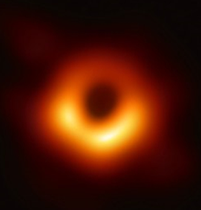 Fig. 1 - Immagine artistica del sistema V404 Cygni che contiene un buco nero e una stella normale con una massa di poco piu' piccola di quella del Sole. La notevole vicinanza della stella ordinaria fa si' che essa abbia una forma allungata verso il buco nero, che le sottrae materia attraverso un disco di accrescimento. Ogni qualche decina di anni il disco raggiunge dimensioni tali da provocare violenti fenomeni in cui la materia viene espiulsa mediante getti ad altissima velocita' che danno luogo alle forti variazioni di luminosit osservate. Crediti: Jet Flares | University of Southampton.
