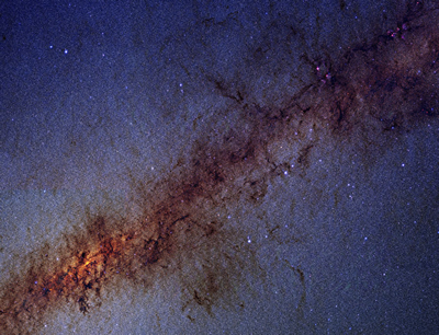 Fig. 4 - Il centro della nostra galassia osservato in infrarosso dove le polveri brillano e oscurano di meno rispetto all’osservazione nella luce visibile. Da APOD del 10 marzo 2010. Crediti : 2MASS Project, U. Mass., IPAC/Caltech, NSF, NASA.