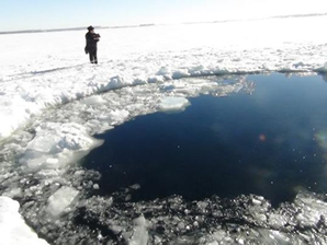 Fig. 2 - Il cratere d'impatto lasciato da un frammento di meteorite sulla superficie ghiacciata del Lago Chebarkul.