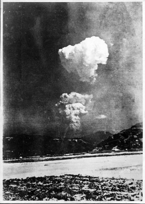 Fig. 4 - Una foto inedita del fungo atomico di Hiroshima ritrovata a gennaio di quest'anno e presa da terra mezz'ora dopo il lancio della bomba su Hiroshima, il 6 agosto 1945, da una localita' a circa 10 chilometri a est del punto dell'impatto. Lo scatto, in bianco e nero, e' stato trovato nel fondo bibliotecario di una scuola elementare di Hiroshima, l'istituto Honkawa.