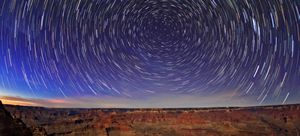 Fig. 2 - Immagine raffigurante le tracce (star trails) lasciate dalle stelle mentre ruotano intorno al polo nord celeste per effetto della moto di rotazione terrestre. Crediti: APOD del 3 marzo 2013 - http://apod.nasa.gov/apod/ap130303.html.