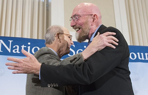 Fig. 5 - Kip Thorne (a destra) e Rainer Weiss (a sinistra) co-fondatori di LIGO si abbracciano durante l'annuncio della scoperta delle onde gravitazionali alla conferenza stampa al National Press Club in Washington, DC, l'11 Febbraio 2016. Crediti: Saul Loeb.