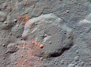 Fig. 3 - L’immagine, ottenuta combinando tre riprese a diverse lunghezze d'onda, mostra la distribuzione del materiale attorno al cratere Ernutet (Cortesia INAF).