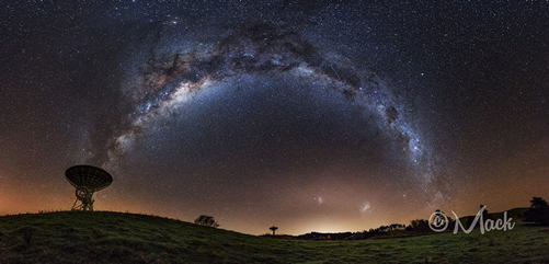 Fig. 2 - Immagine suggestiva del cielo in Nuova Zelanda in cui, oltre alla Via Lattea si possono vedere la piccola (a sinistra) e la grande (a destra) Nube di Magellano due galassie satellite della nostra poste a distanza di circa 200.000 e 157.000 anni luce rispettivamente. Crediti immagine: APOD dell’11 giugno 2014.