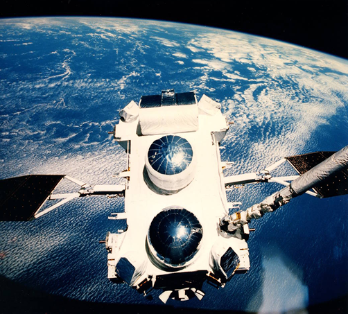 Fig. 3 - Il satellite della NASA Compton Gamma-Ray Observatory (CGRO) lanciato nel 1991. Scopo principale studio dei raggi gamma che fece per ben 9 anni. Crediti immagine: Nasa.