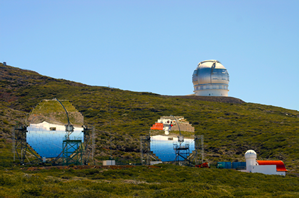 Fig. 2 - MAGIC (Major Atmospheric Gamma-ray Imaging Cherenkov Telescope) e' il piu' grande telescopio gamma al mondo. Costruito ed operato da un consorzio di scienziati in prevalenza italiani, tedeschi e spagnoli, e' posto nell'Osservatorio del Roque de Los Muchachos a La Palma nelle Isole Canarie. Con due grandi paraboloidi di 17 metri di diametro e' in grado di rivelare raggi gamma di origine extraterrestre per studiare l'origine dei raggi cosmici e fenomeni di fisica fondamentale e di astrofisica.