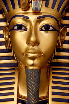 Fig. 1 - La maschera di Tutankhamon, d'oro massiccio e lapislazzuli - 1323 a.C.