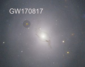 Fig. 2 - Al centro dell'immagine NGC4993, galassia ellittica o galassia lenticolare nella costellazione dell'Idra scoperta il 26 marzo 1789 da William Herschel e distante dalla Terra circa 130 milioni di anni luce. A sinistra, nel cerchio, l'evento di coalescenza di due stelle di neutroni che ha dato origine, il 17 agosto 2017, a radiazione elettromagnetica e a onde gravitazionali. Crediti: APOD del 23 ottobre 2017.