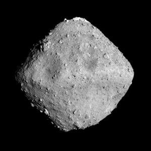 Fig. 1 - L'asteroide Ryugu fotografato dalla sonda giapponese Hayabusa 2 il 24 giugno 2018 ad una distanza di circa 40 km. Crediti: JAXA, University of Tokyo, Kochi University, Rikkyo University, Nagoya University, Chiba Institute of Technology, Meiji University, Aizu University, AIST.