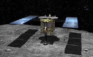 Fig. 2 - Immagine artistica della sonda Hayabusa 2 lanciata il 3 dicembre del 2014 e arrivata a destinazione il 27 giugno del 2018 dopo 42 mesi di viaggio. Crediti: JAXA.
