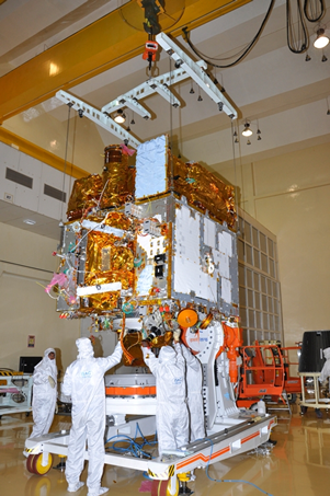 Fig. 2 - Lavori di integrazione del satellite Astrosat in una camera pulita al Centro Spaziale di Ricerca indiano (ISRO).