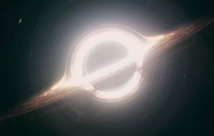 Fig. 2 - Dal film Interstellar rappresentazione artistica del buco nero Gargantua un enorme buco nero ruotante.