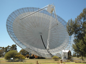 Fig. 1 - Il radiotelescopio di 64 metri chiamato informalmente the Dish o the Big Dish dell'osservatorio Parkes situato circa 20 km a nord della citta' di Parkes, nel Nuovo Galles del Sud, in Australia.