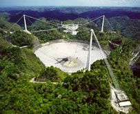 Immagine del radiotelescopio di Arecibo (Portorico) utilizzato per il programma SETI di ricerca di segnali "intelligenti" extraterrestri.