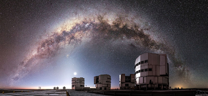 I quattro telescopi che compongono il VLT (Very Large Telescope) situati all'Osservatorio del paranal a Cerro Paranal deserto di Atacama in Cile. Il VLT fa parte dell'European Southern Observatory (ESO). Crediti: ESO.