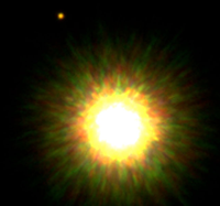 Fig. 1 - Prima immagine in infrarosso di un pianeta extrasolare che orbita attorno ad una stella (1RXS J160929.1-210524) simile al nostro Sole distante 500 anni-luce nella costellazione dello Scorpione. Da APOD del 4 luglio 2010. Crediti: Gemini Observatory, D. Lafreniere, R. Jayawardhana, M. van Kerkwijk (Univ. Toronto).