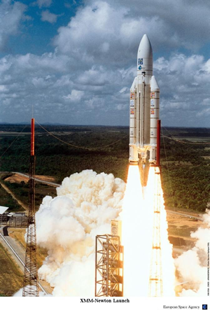 Fig. 2 - Il lancio del satellite europeo XMM Newton con il vettore Arianne 5 il  10 dicembre 1999. L'osservatorio e' ancora perfettamente funzionante e la sua missione e' stata estesa fino al 31 dicembre 2012. Crediti: ESA.