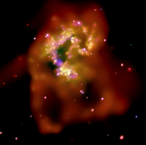 Fig. 5 - La zona centrale - circa 80.000 anni luce - delle due galassie chiamate Antenne osservata dal satellite per l'astronomia X Chandra nel 2004. Si notano sorgenti puntiformi - buchi neri e stelle di neutroni - immerse in 'bolle' a temperature di milioni di gradi. Crediti: G. Fabbiano (CfA) et al., CXC, SAO, NASA - APOD del 3 febbraio 2004.