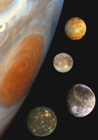 Fig. 1 - I quattro satelliti medicei di Giove, in un fotomontaggio che ne mette a confronto le dimensioni; dall’alto, Io, Europa, Ganimede e Callisto. Da wikipedia - http://it.wikipedia.org/wiki/Satelliti_galileiani. Crediti immagine: NASA planetary photojournal, PIA00600