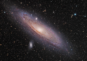 Fig. 4 - Immagine ottica della Galassia di Andromeda (M31), la galassia spirale di grandi dimensioni più vicina alla nostra Galassia. Andromeda si trova a 2,5 milioni di anni luce dalla Terra, in direzione della costellazione boreale di Andromeda, da cui prende il nome. Andromeda fa parte del Gruppo Locale, assieme alla Via Lattea.