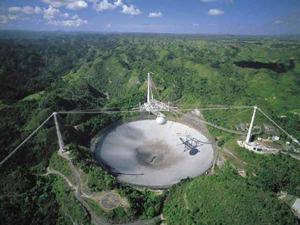 Fig. 1 - Veduta aerea del radio telescopio di Arecibo (isola di Porto Rico) formato da un'antenna di 305 metri. E' il piu' grande telescopio con singola apertura che sia mai stato costruito.