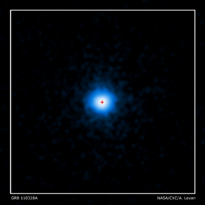 Fig. 2 - Immagine presa dal satellite per i raggi X Chandra che mostra la sorgente misteriosa  il 4 Aprile. La crocetta rossa corrisponde al centro della fotografata da Hubble. Attenzione alle apparenze: l�estensione della sorgente e� solo apparente, e dipende dalla capacita� di mettere a fuoco dello strumento: in realta� la sorgente e� puntiforme. Credit: NASA/CXC/Warwick/A. Levan
