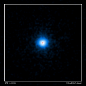 Fig. 2 - Immagine presa dal satellite per i raggi X Chandra che mostra la sorgente misteriosa il 4 Aprile. La crocetta rossa corrisponde al centro della fotografata da Hubble. Attenzione alle apparenze: l’estensione della sorgente e’ solo apparente, e dipende dalla capacita’ di mettere a fuoco dello strumento: in realta’ la sorgente e’ puntiforme. Credit: NASA/CXC/Warwick/A. Levan