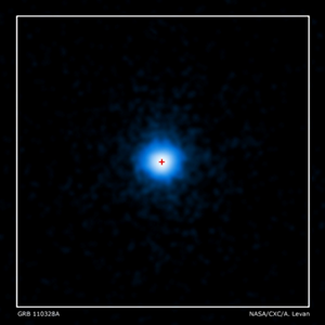 Fig. 2 - Immagine presa dal satellite per i raggi X Chandra che mostra la sorgente misteriosa  il 4 Aprile. La crocetta rossa corrisponde al centro della fotografata da Hubble. Attenzione alle apparenze: lestensione della sorgente e solo apparente, e dipende dalla capacita di mettere a fuoco dello strumento: in realta la sorgente e puntiforme. Credit: NASA/CXC/Warwick/A. Levan
